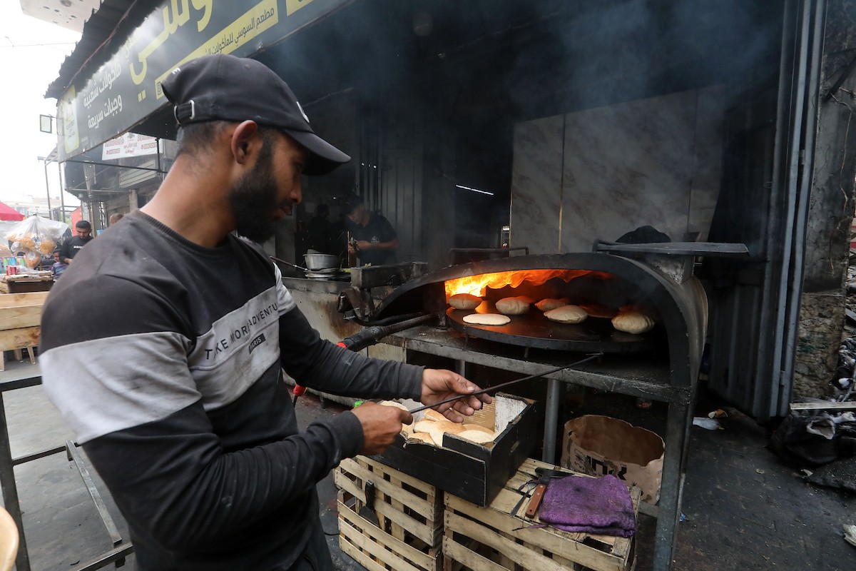 باعة فلسطينيون يعرضون بضائعهم في أكشاك على جانبي شارع الشهداء وسط مدينة غزة، في 12 مايو/أيار 2026، وسط ضعف الطلب الاستهلاكي وتدهور الأوضاع الاقتصادية الناجمة عن الحرب. تصوير: بلال أسامة