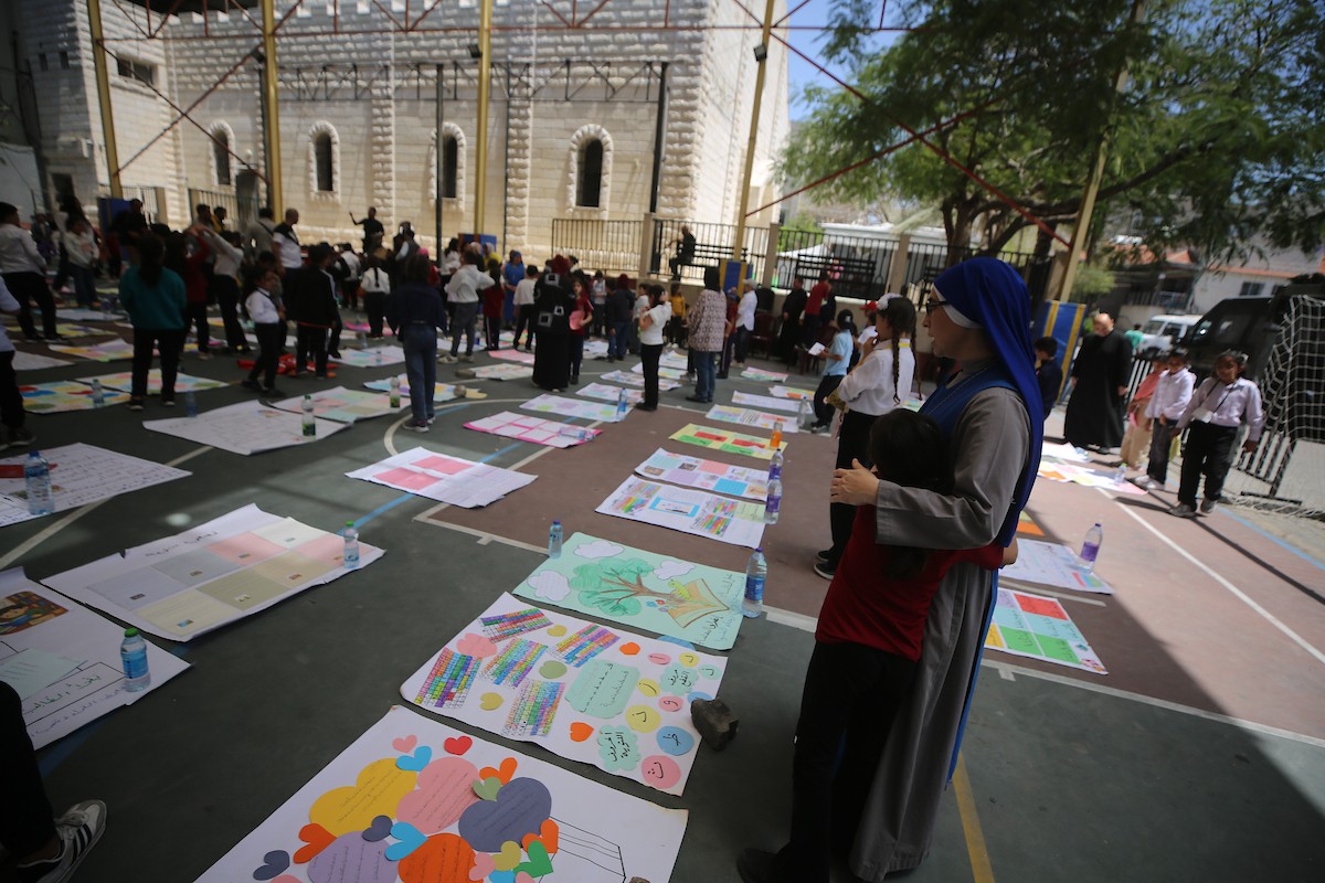 شارك أطفال فلسطينيون مسلمون ومسيحيون في معرض قراءة داخل كنيسة العائلة المقدسة الكاثوليكية في حي الزيتون بمدينة غزة في 11 مايو/أيار 2026،(صورة: عمر أشتوي)