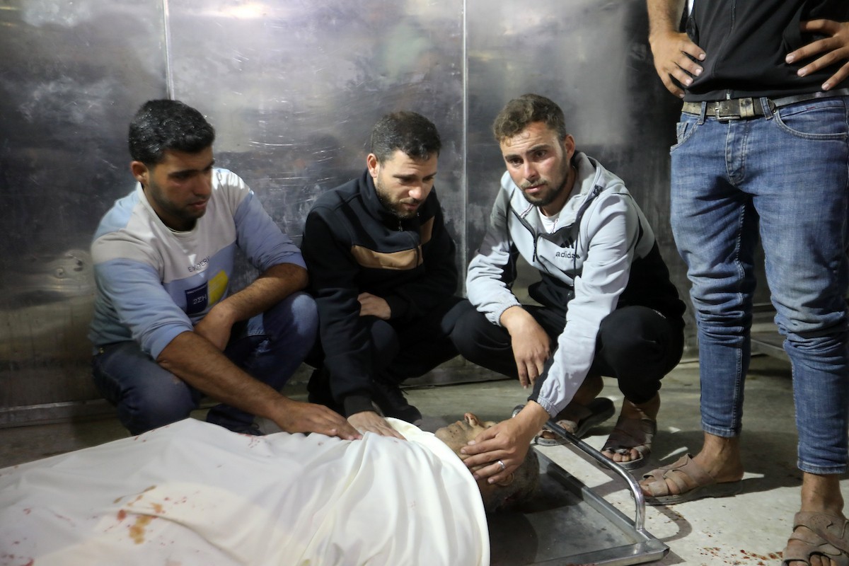 ينوح فلسطينيون على جثمان رجل في مستشفى الشفاء بمدينة غزة، في 9 أيار/ مايو 2026، بعد استشهاده إثر استهداف طائرة مسيرة إسرائيلية دراجة كهربائية كان يستقلها شمال المدينة، بحسب تقارير محلية. تصوير: بلال أسامة