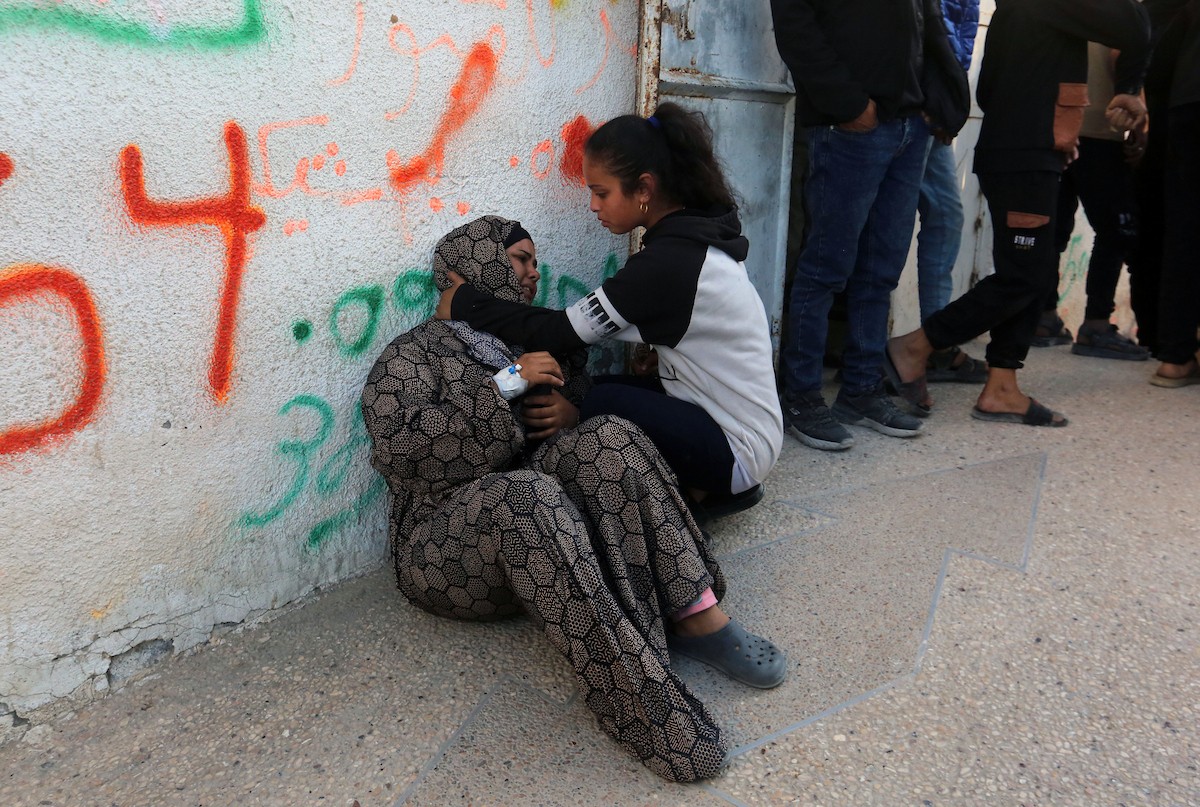 مشيعون يحملون جثمان الطفل الفلسطيني محمود سحويل (15 عاما)  خلال جنازة أقيمت في مستشفى الشفاء بمدينة غزة، 5 مايو/أيار 2026. استشهد الطفل في غارة إسرائيلية استهدفت نقطة تفتيش تابعة للشرطة في حي النصر، غرب غزة. (صورة: بلال أسامة)