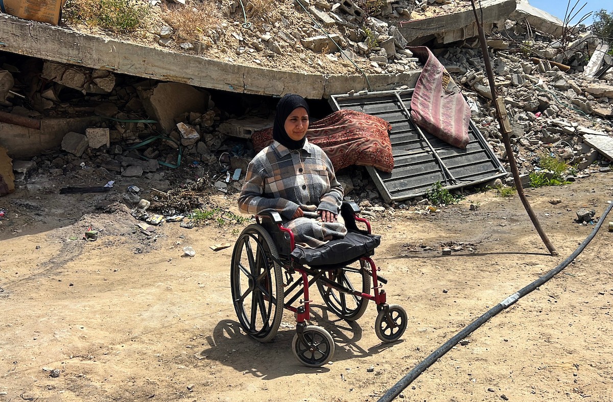 أسيل بطاح فتاة فلسطينية فقدت ساقيها وجميع أفراد أسرتها تعيش ظروف قاسية بين أنقاض مبنى مدمر بمخيم النصيرات وسط قطاع غزة، تأمل  استكمال علاجها الطبي، والحصول على أطراف صناعية، 3 مايو/أيار 2026. (صورة: يوسف أبو وطفة)