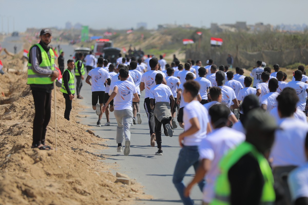 شارك فلسطينيون، بينهم أشخاص فقدوا أطرافهم خلال الهجمات الإسرائيلية، في ماراثون حمل شعار (اركض من أجل الحرية) بمدينة غزة، يوم 8 مايو/أيار 2026.الصورة: حسن الجديدي.