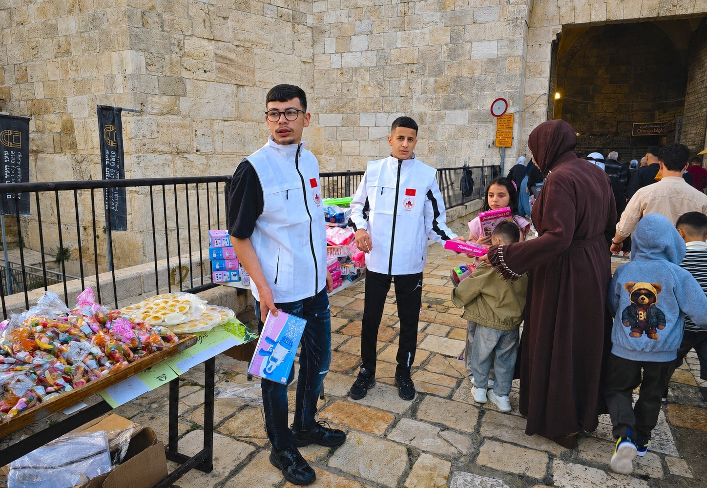توزيع ألعابا وهدايا على الأطفال عند بوابات المسجد الأقصى.jpg