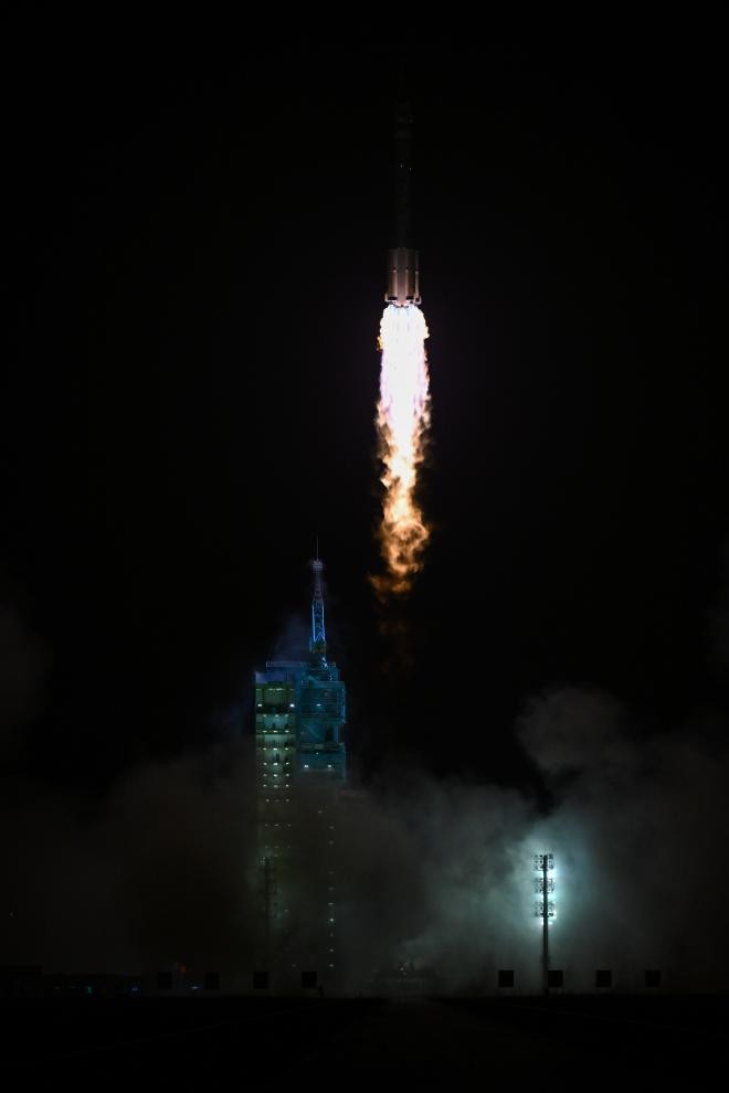 جيوتشيوان 24 مايو 2026 (شينخوا) في الصورة الملتقطة يوم 24 مايو 2026، المركبة الفضائية المأهولة شنتشو-23 ، على متن صاروخ حامل من طراز لونغ مارش-2 إف ، تنطلق من مركز جيوتشيوان لإطلاق الأقمار الصناعية شمال غربي الصين..JPG