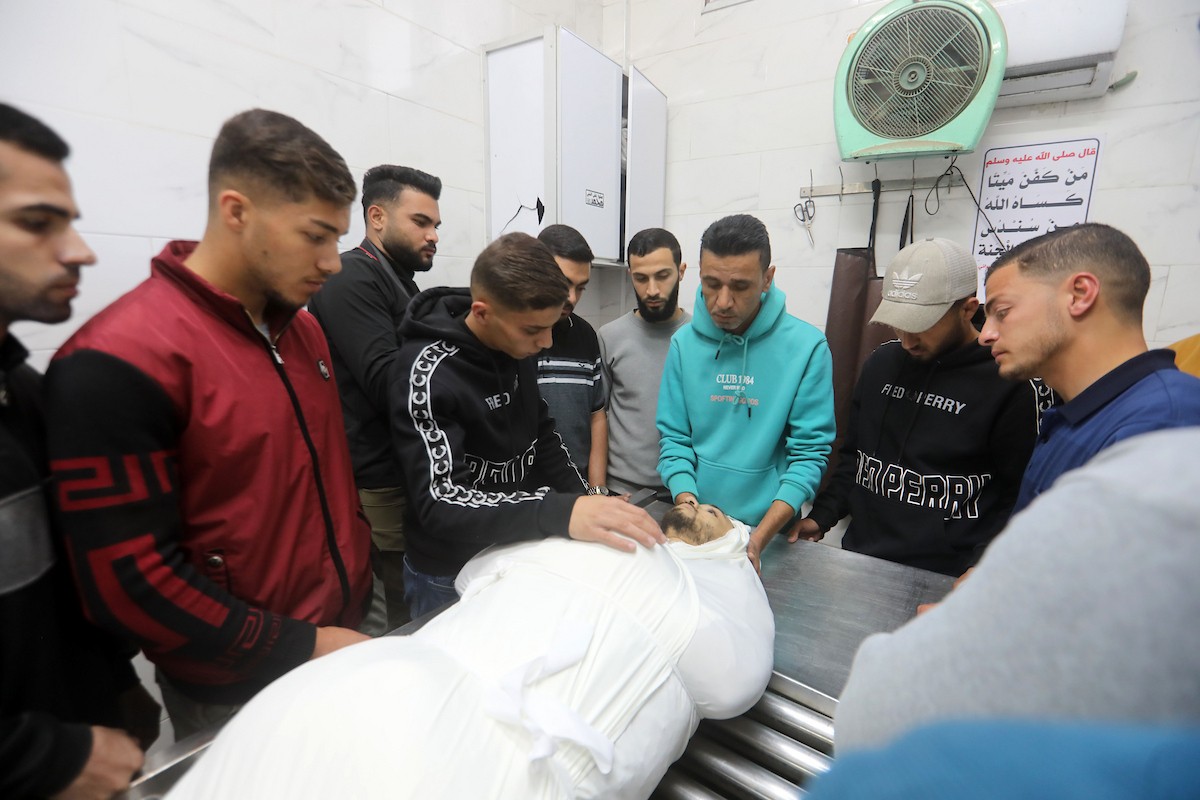 ودّع فلسطينيون جثامين ثلاثة فلسطينيين في مستشفى الشفاء بمدينة غزة، في 7 مايو/أيار 2026. وكانوا قد استشهدوا في الليلة السابقة في غارة إسرائيلية استهدفت مجموعة من المدنيين قرب خيامهم في حي الزيتون، شرق غزة. (صورة: بلال أسامة)