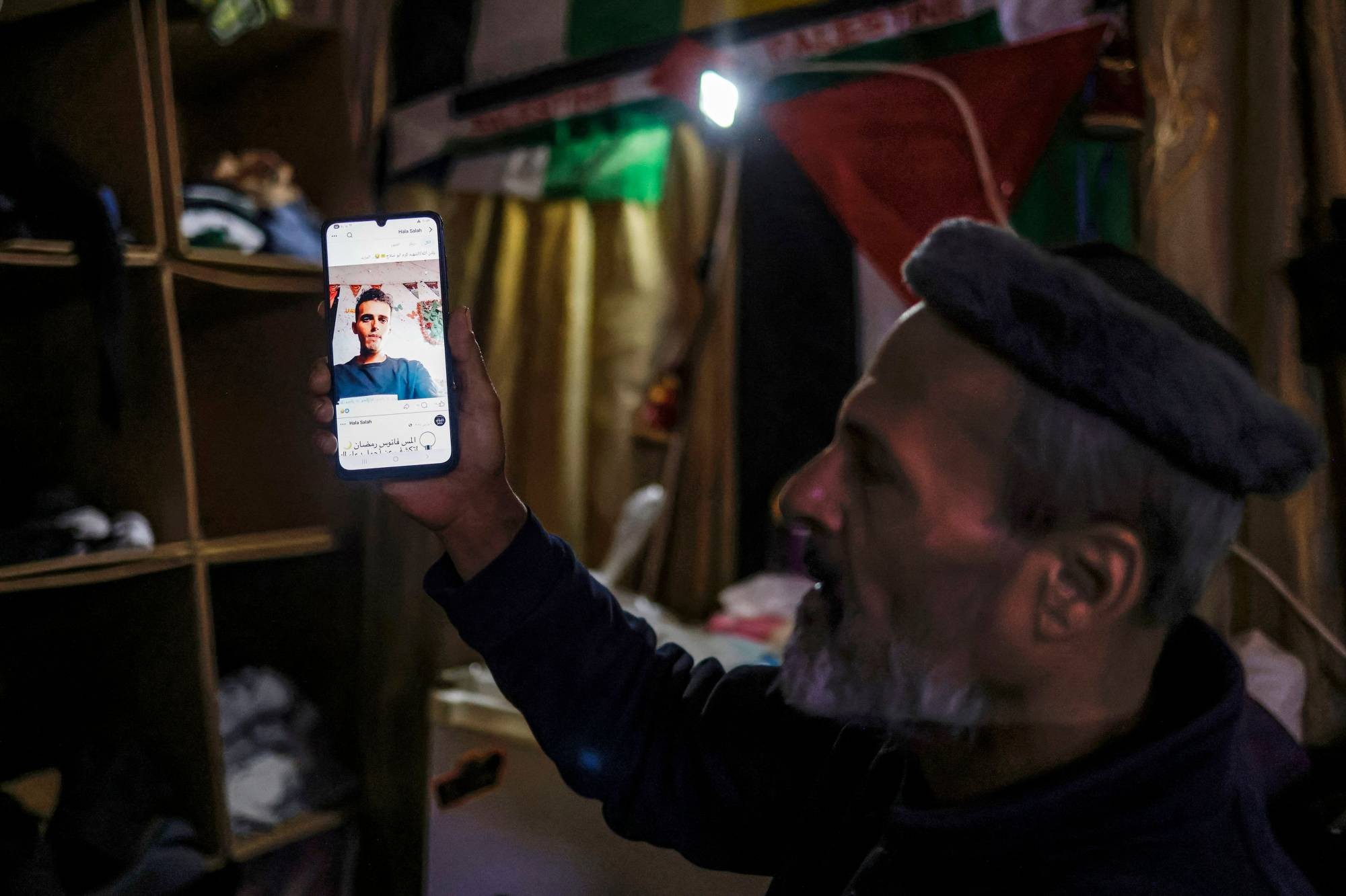 سمير أبو صلاح ينظر إلى صورة ابنه الذي قُتل في غزة (أ.ف.ب).jpeg