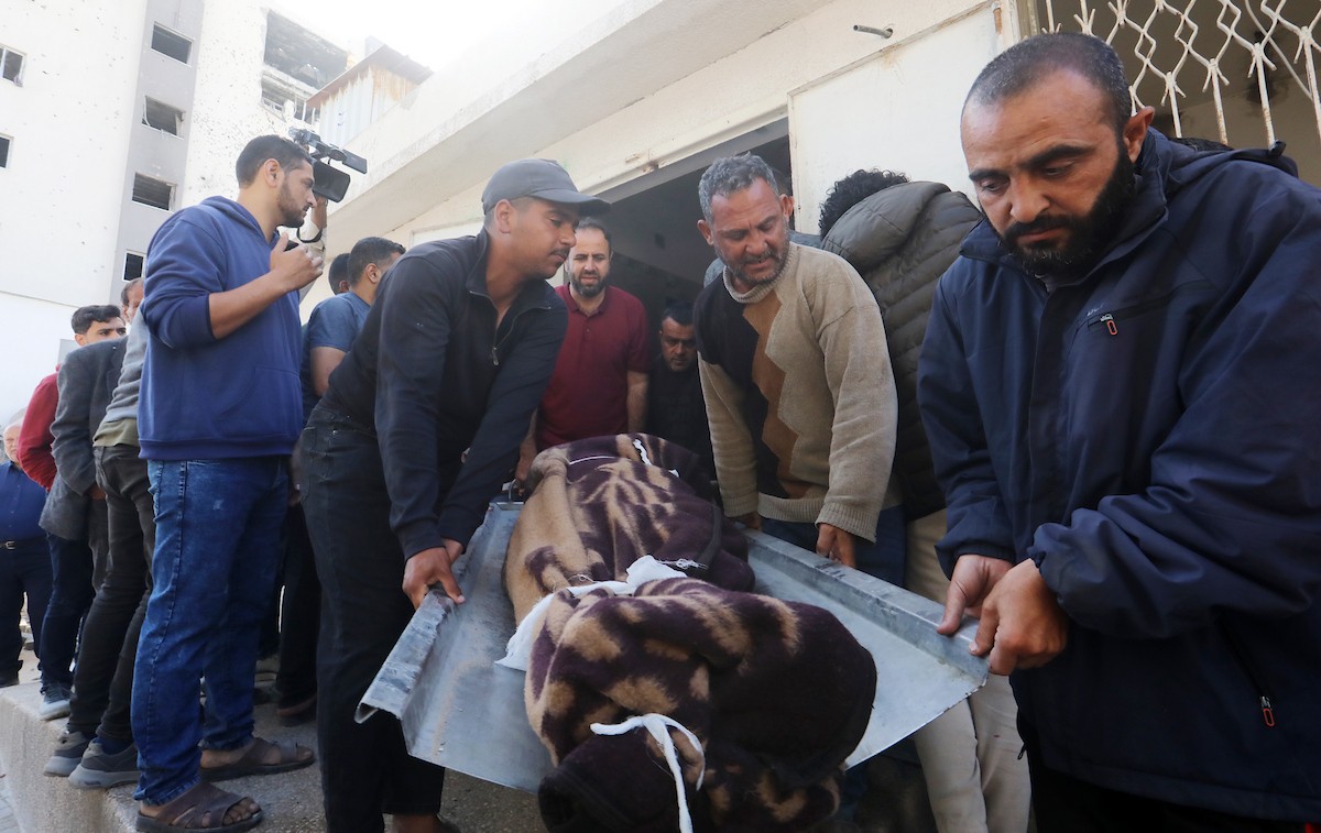مشيعون يؤدون صلاة الجنازة على فلسطينيين استشهدوا في غارة إسرائيلية، وفق مسعفين، داخل مستشفى الشفاء بمدينة غزة، يوم السبت 16 مايو/أيار 2026. تصوير: بلال أسامة