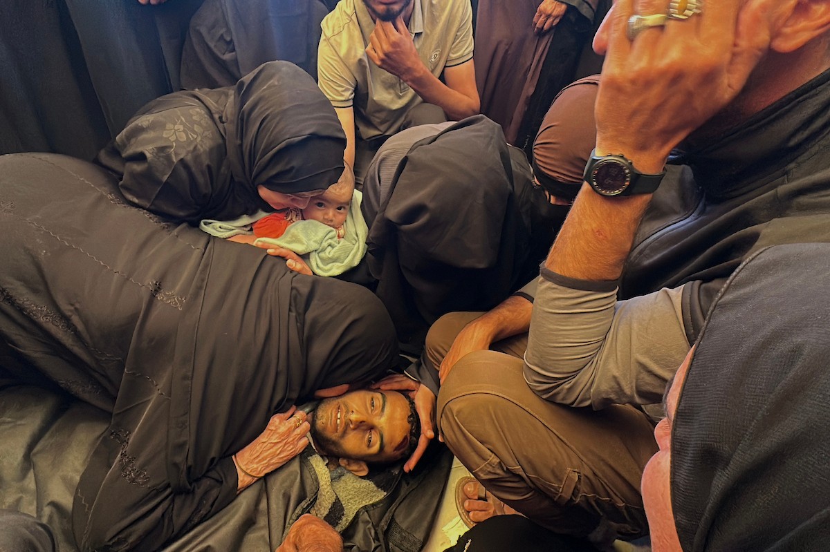 جثمان الشهيد أحمد عبد السلام أبو شاب، الذي ارتقى في غارة جوية إسرائيلية قرب دوار بني سهيلا في خان يونس جنوب قطاع غزة، خلال مراسم التشييع يوم 19 مايو/أيار 2026. تصوير: طارق محمد
