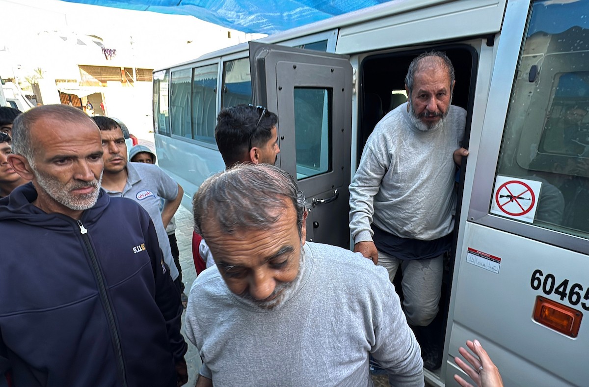 وصل خمسة أسرى فلسطينيين مُفرج عنهم إلى مستشفى شهداء الأقصى في دير البلح وسط قطاع غزة، 11 مايو/أيار 2026، على متن سيارات تابعة للجنة الدولية للصليب الأحمر، بعد أن أطلق الجيش الإسرائيلي سراحهم. (صورة: أحمد إبراهيم)