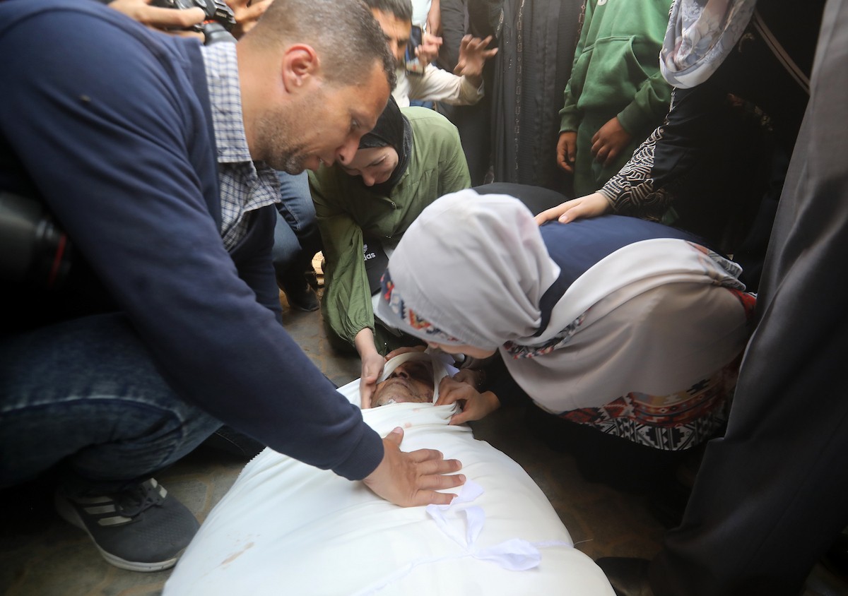 مشيعون يؤدون صلاة الجنازة على فلسطينيين استشهدوا في غارة إسرائيلية، وفق مسعفين، داخل مستشفى الشفاء بمدينة غزة، يوم السبت 16 مايو/أيار 2026. تصوير: بلال أسامة