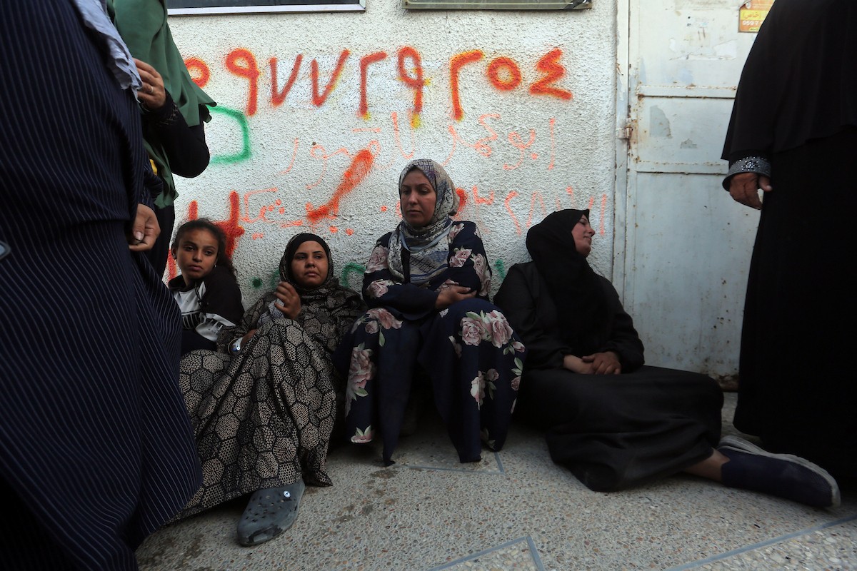 مشيعون يحملون جثمان الطفل الفلسطيني محمود سحويل (15 عاما)  خلال جنازة أقيمت في مستشفى الشفاء بمدينة غزة، 5 مايو/أيار 2026. استشهد الطفل في غارة إسرائيلية استهدفت نقطة تفتيش تابعة للشرطة في حي النصر، غرب غزة. (صورة: بلال أسامة)