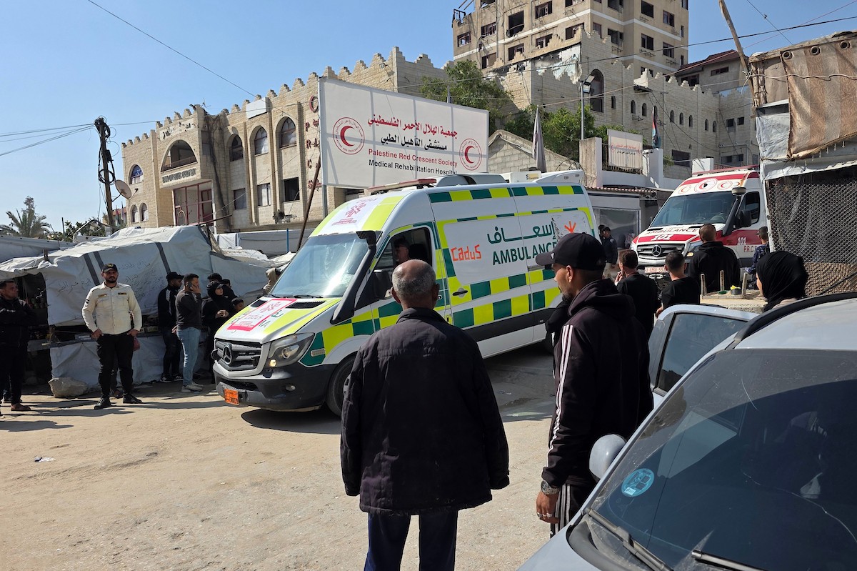 يغادر مرضى وجرحى فلسطينيون، برفقة عائلاتهم، مركزًا تابعًا للهلال الأحمر الفلسطيني في خان يونس، جنوب قطاع غزة، متجهين نحو معبر رفح في 30 أبريل/نيسان 2026.(طارق محمد)