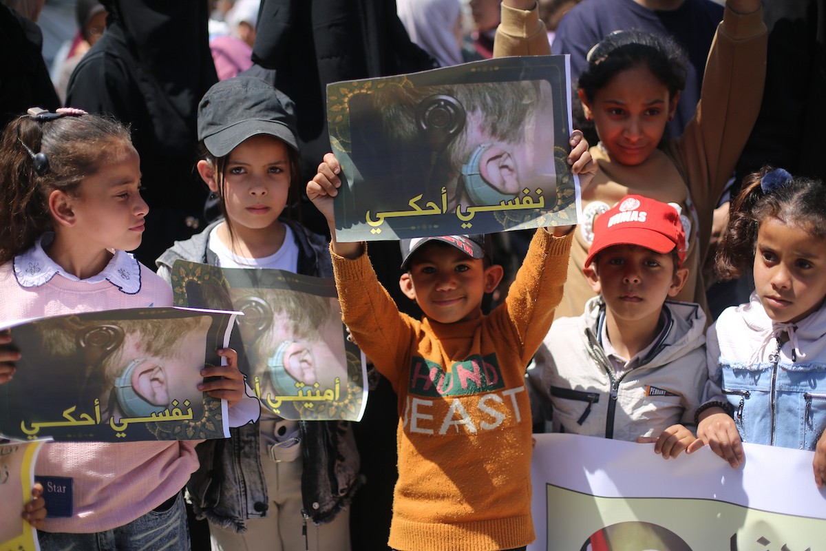 فلسطينيون، من أقارب أطفال خضعوا لزراعة قوقعة الأذن، يشاركون في اعتصام للمطالبة باستئناف العلاج الطبي لأطفالهم في مدينة غزة، 2 مايو/أيار 2026.(صورة: عمر أشتوي)