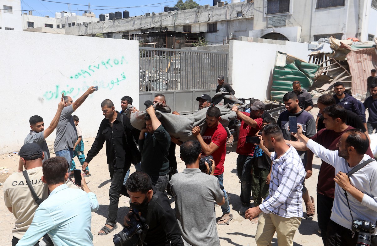 غزة: فلسطينيون يشيعون جثامين عدد من رجال الشرطة الذين قضوا في غارة إسرائيلية استهدفت منطقة التوام شمال قطاع غزة، وذلك داخل مستشفى الشفاء، بتاريخ 23 مايو/أيار 2026.تصوير : بلال أسامة