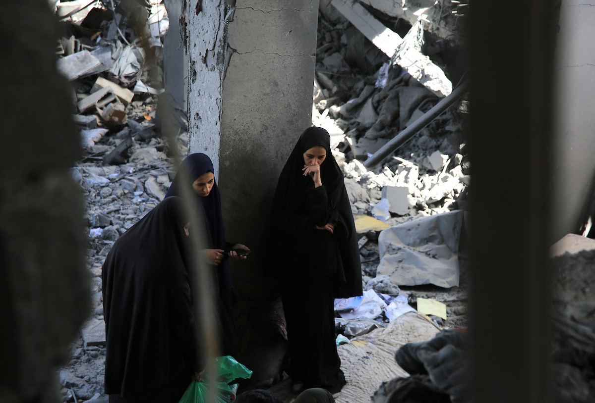 فلسطينيون يتفقدون منازلهم المدمرة عقب غارة جوية إسرائيلية ليلية استهدفت مبنى سكنياً بعد تحذير السكان بإخلائه، في جباليا شمال قطاع غزة، يوم 19 مايو/أيار 2026. تصوير: بلال أسامة