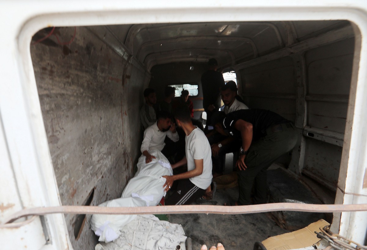 الفلسطينيون ينعون جثمان الطفل جود محمد الدويك في مستشفى الشفاء بمدينة غزة، في 21 مايو/أيار 2026، بعد استشهاده في غارة جوية إسرائيلية بطائرة مسيرة استهدفت مجموعة من المدنيين في بيت لاهيا شمال قطاع غزة. صورة: بلال أسامة