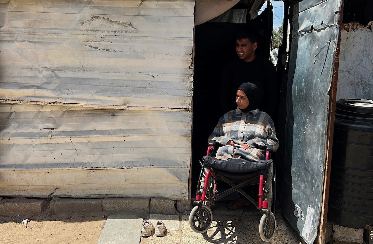 أسيل بطاح فتاة فلسطينية فقدت ساقيها وجميع أفراد أسرتها تعيش ظروف قاسية بين أنقاض مبنى مدمر بمخيم النصيرات وسط قطاع غزة، تأمل  استكمال علاجها الطبي، والحصول على أطراف صناعية، 3 مايو/أيار 2026. (صورة: يوسف أبو وطفة)