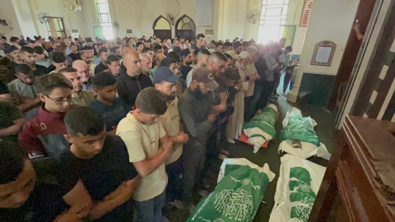 جماهير غفيرة تشيع الشهيد القائد محمد عودة وعائلته في مدينة غزة زز.jpg