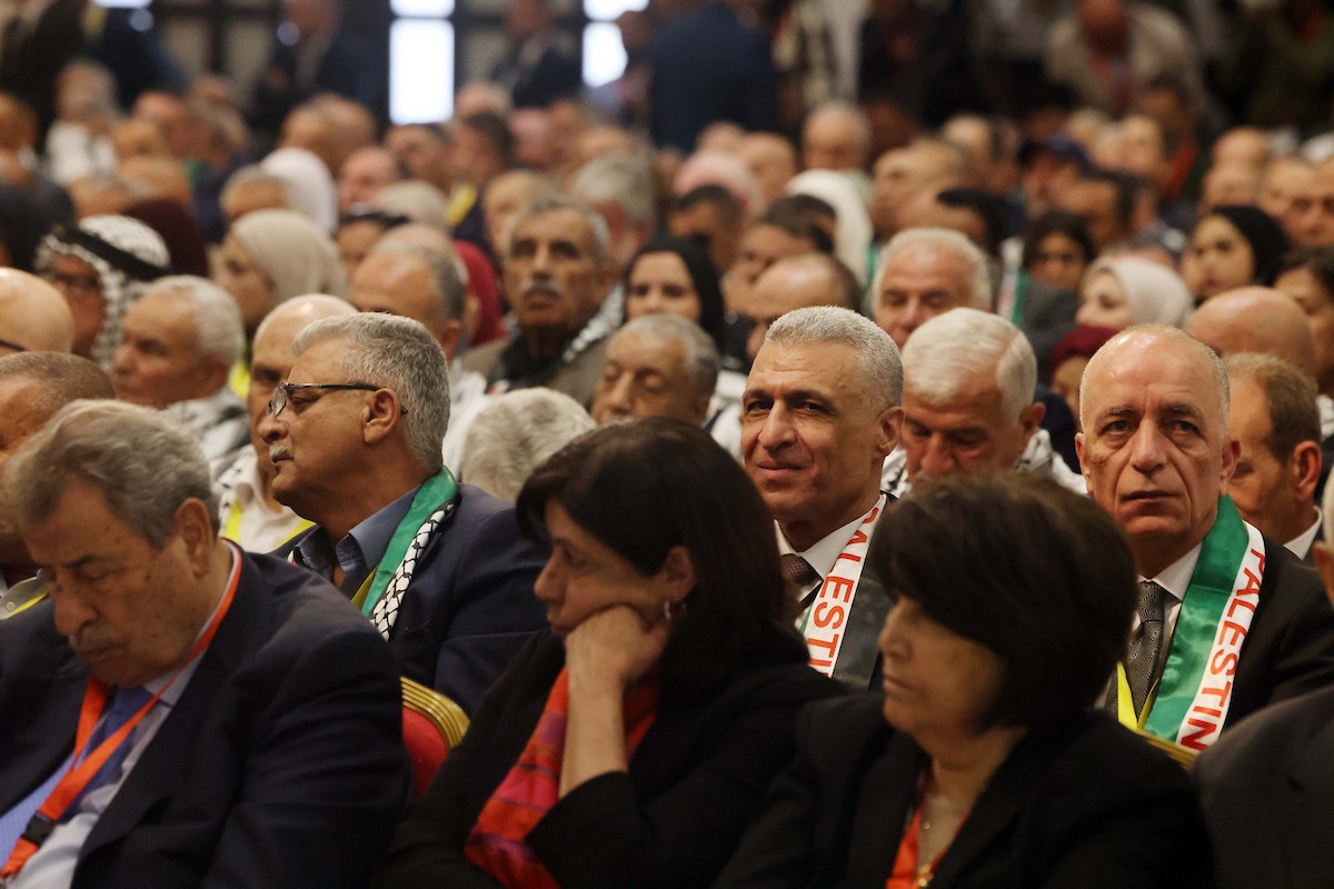 الرئيس الفلسطيني محمود عباس يحضر المؤتمر العام الثامن لحركة التحرير الوطني الفلسطيني “فتح” في رام الله بالضفة الغربية، في 14 أيار/مايو 2026، بمشاركة أكثر من 2500 عضو وآلية اتصال مباشر مع الضفة وغزة ولبنان ومصر. تصوير: ثائر غنايم.