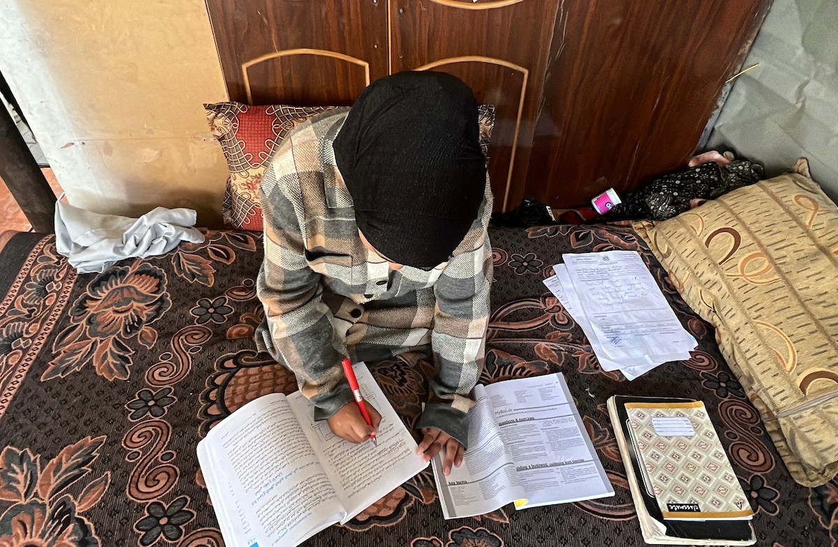 أسيل بطاح فتاة فلسطينية فقدت ساقيها وجميع أفراد أسرتها تعيش ظروف قاسية بين أنقاض مبنى مدمر بمخيم النصيرات وسط قطاع غزة، تأمل  استكمال علاجها الطبي، والحصول على أطراف صناعية، 3 مايو/أيار 2026. (صورة: يوسف أبو وطفة)