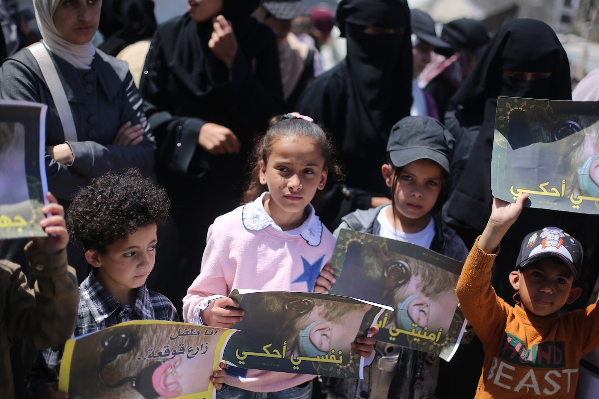 فلسطينيون، من أقارب أطفال خضعوا لزراعة قوقعة الأذن، يشاركون في اعتصام للمطالبة باستئناف العلاج الطبي لأطفالهم في مدينة غزة، 2 مايو/أيار 2026.(صورة: عمر أشتوي)