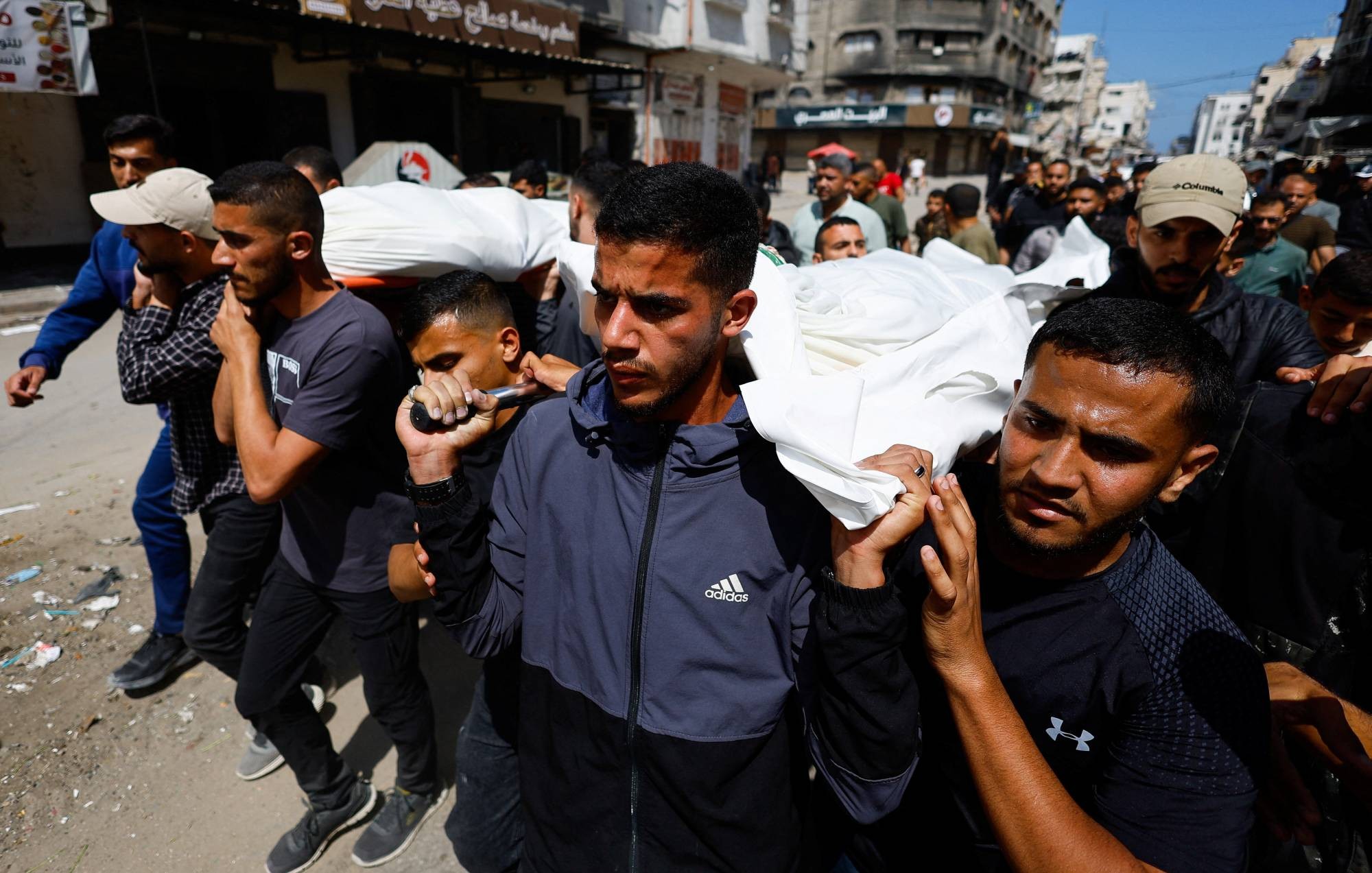 فلسطينيون يحملون جثامين محمد عودة القائد في الجناح العسكري لحركة «حماس» وزوجته وابنه خلال جنازتهم بمدينة غزة 27 مايو 2026 (رويترز)..jpeg