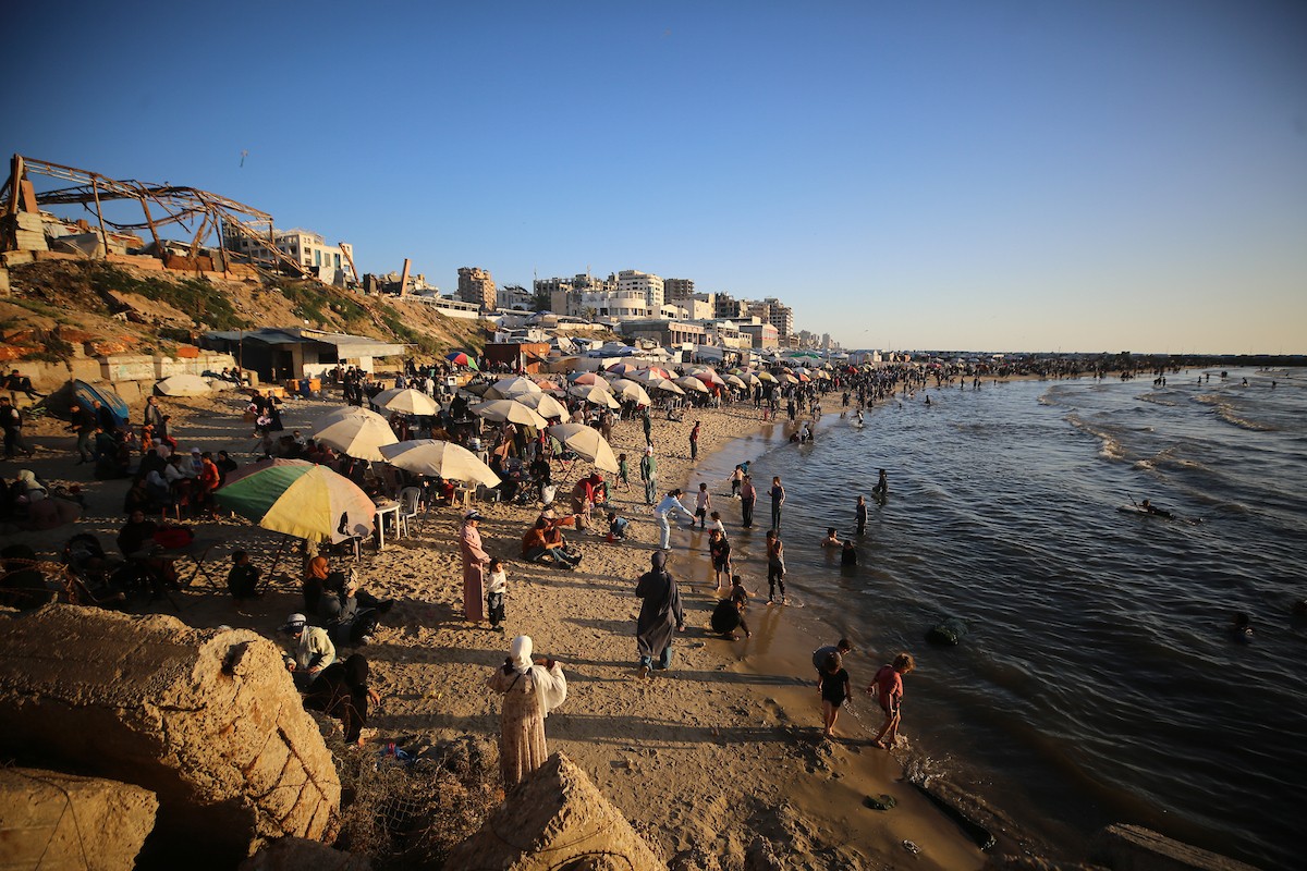 يقضي الفلسطينيون النازحون وقتهم على شاطئ غرب مدينة غزة، في الأول من مايو/أيار 2026، بحثًا عن متنفس من ظروف معيشية قاسية. يلجأ السكان إلى البحر كمتنفس من ضغوط الحياة اليومية(صورة: عمر أشتوي)