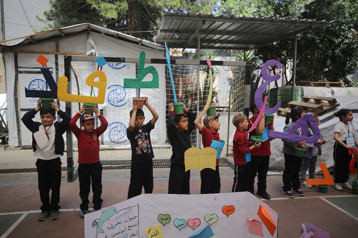 شارك أطفال فلسطينيون مسلمون ومسيحيون في معرض قراءة داخل كنيسة العائلة المقدسة الكاثوليكية في حي الزيتون بمدينة غزة في 11 مايو/أيار 2026،(صورة: عمر أشتوي)