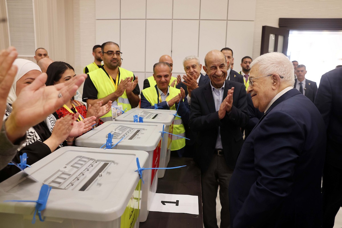 الرئيس الفلسطيني محمود عباس يدلي بصوته خلال انتخابات اللجنة المركزية والمجلس الثوري في المؤتمر الثامن لحركة فتح، في رام الله بالضفة الغربية المحتلة، يوم السبت 16 مايو/أيار 2026. تصوير: ثائر غنايم