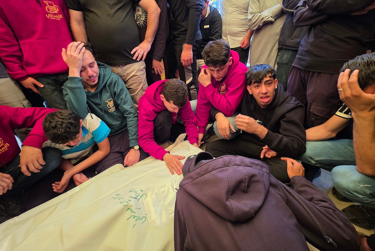ودّع فلسطينيون في مدينة خان يونس، جنوب قطاع غزة، جثماني الشهيدين المقدم وسام فايز عبد الهادي، مدير مباحث شرطة خان يونس، والرقيب فادي عبد المعطي هيكل، اللذين ارتقيا في غارة إسرائيلية استهدفت مركبة شرطة في المدينة.(صورة: طارق محمد)