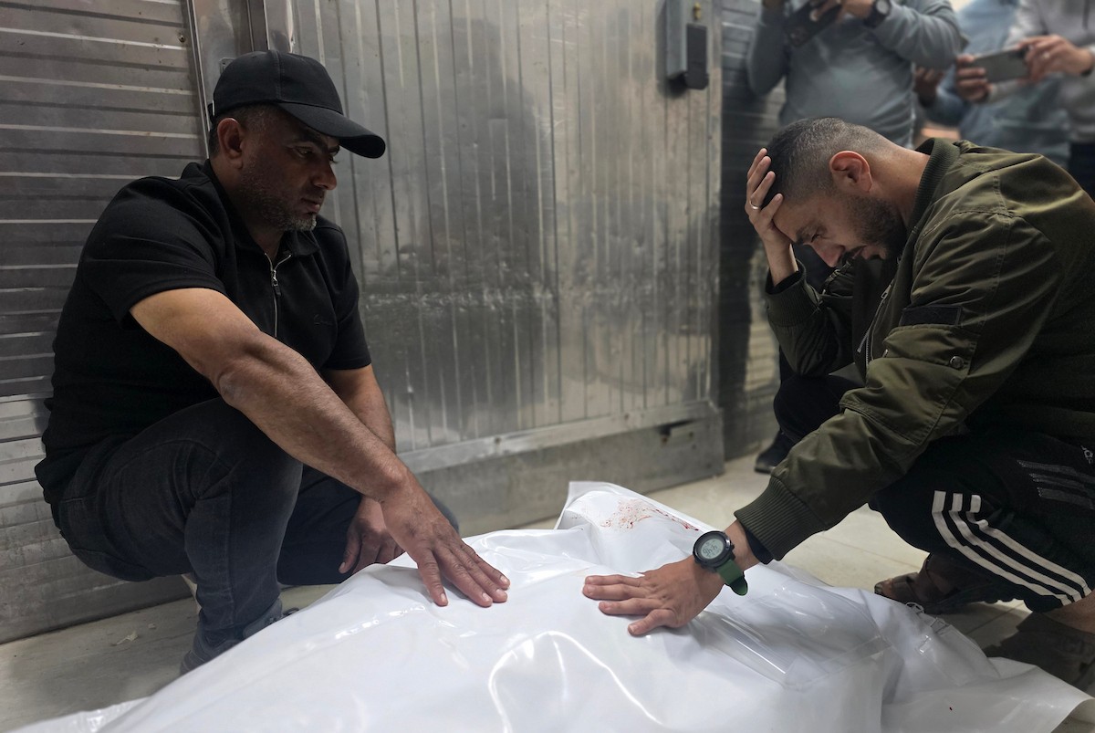 في السادس من مايو/أيار 2026، قام مسعفون ومتطوعون مدنيون بنقل جثمان فلسطيني وعدد من الجرحى إلى مجمع ناصر الطبي في خان يونس، جنوب قطاع غزة، عقب غارة إسرائيلية استهدفت سيارة شرطة. (صورة: طارق محمد)