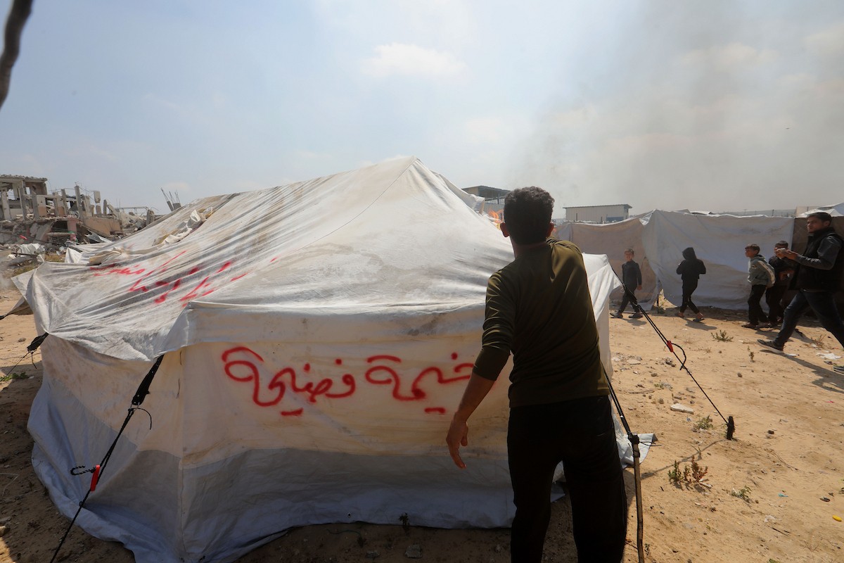 شارك فلسطينيون نازحون في احتجاج وأضرموا النار في خيمة احتجاجًا على الظروف المعيشية القاسية وانعدام الخدمات الأساسية في مخيم السلام بحي الزيتون، جنوب مدينة غزة، في 30 أبريل/نيسان 2026.  (صورة: بلال أسامة)