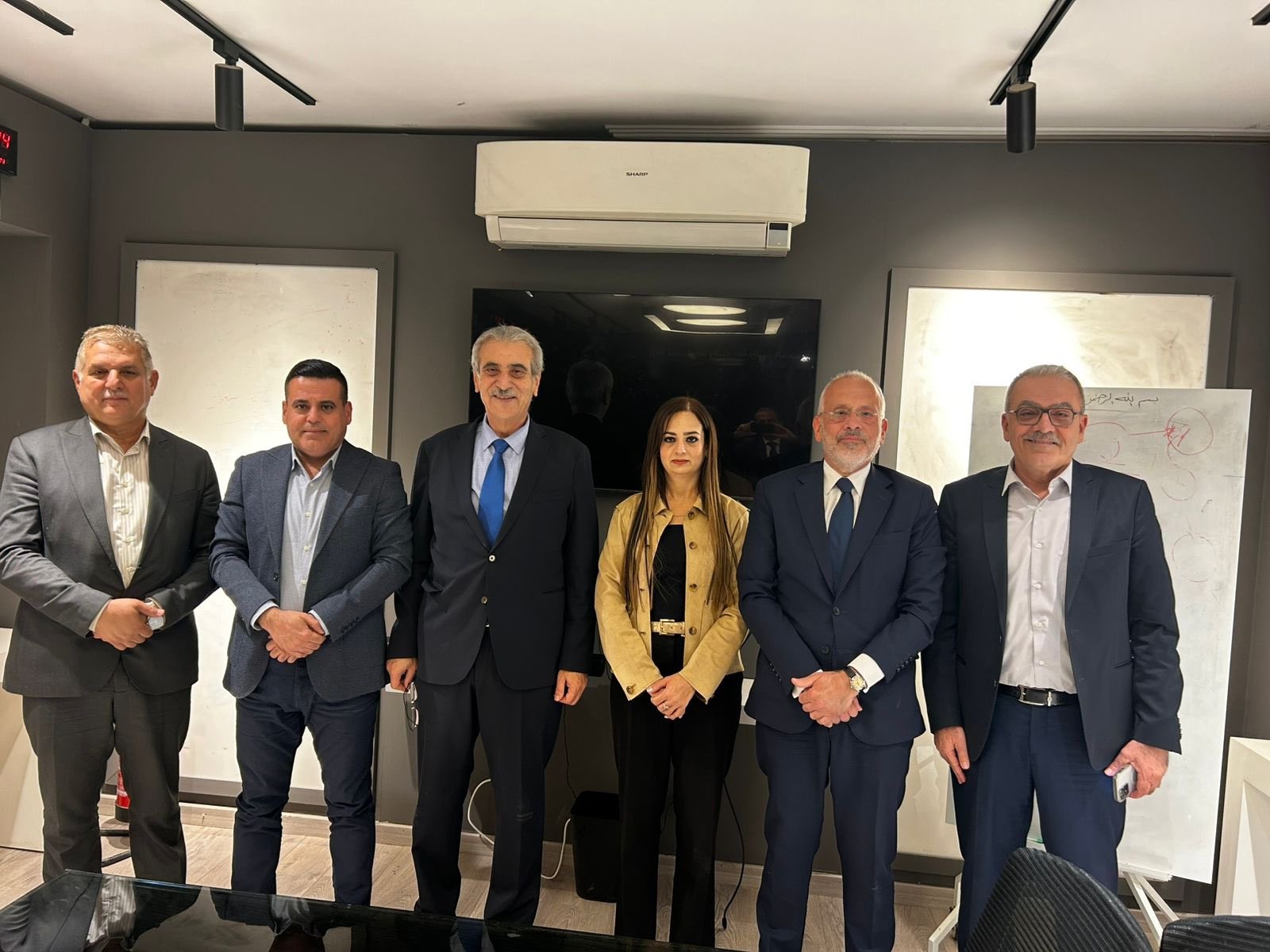 التقت اللجنة الوطنية لإدارة غزة برئاسة د. علي شعث بالسفير اليوناني في مصر نيكولاوس باباجورجيو..jpg