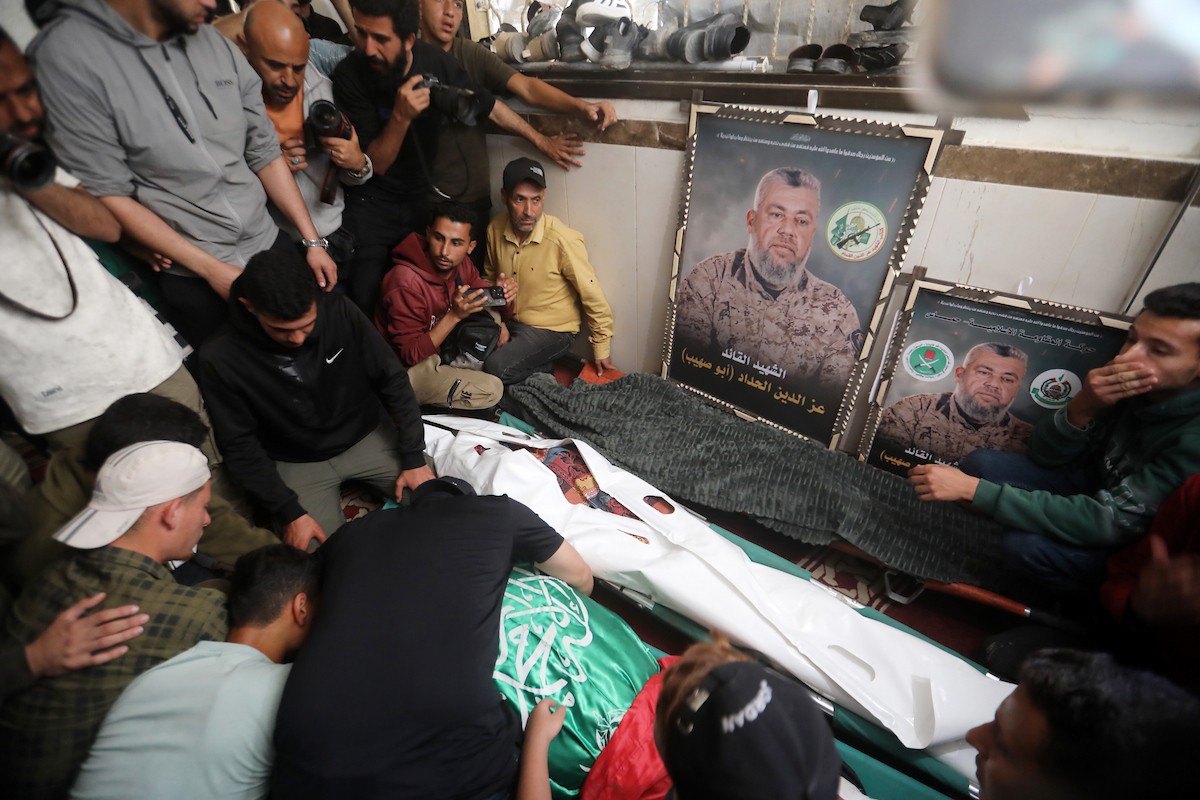 مشيعون يحملون جثمان قائد الجناح العسكري لحركة حماس، عز الدين الحداد، خلال جنازته في مدينة غزة، بعد اغتياله في غارة إسرائيلية استهدفته مساء الجمعة. غزة، 16 مايو/أيار 2026. تصوير: بلال أسامة