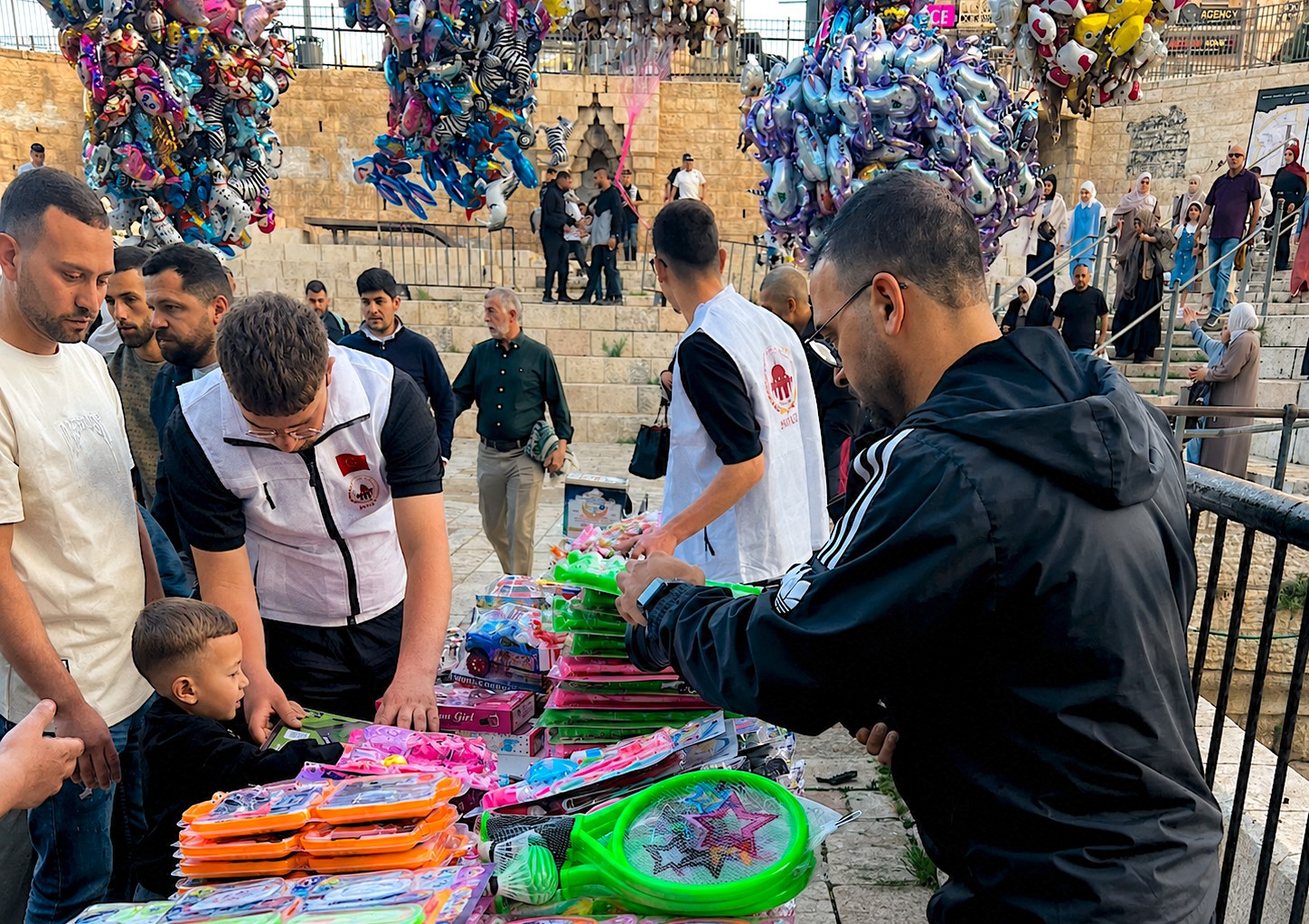 توزيع ألعابا وهدايا على الأطفال عند بوابات المسجد الأقصى ..jpg