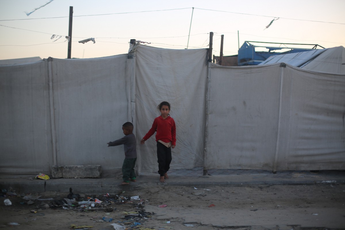 يقضي الفلسطينيون النازحون وقتهم على شاطئ غرب مدينة غزة، في الأول من مايو/أيار 2026، بحثًا عن متنفس من ظروف معيشية قاسية. يلجأ السكان إلى البحر كمتنفس من ضغوط الحياة اليومية(صورة: عمر أشتوي)