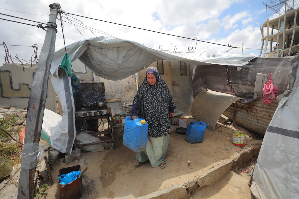 يقضي فلسطينيون نازحون يومهم داخل خيام مهترئة نُصبت بين أنقاض المباني المدمرة في دير البلح وسط قطاع غزة، يوم الإثنين 11 مايو/أيار 2026، في ظل أوضاع إنسانية قاسية وانهيار واسع في مقومات الحياة الأساسية.  (صورة: حسن الجديدي)
