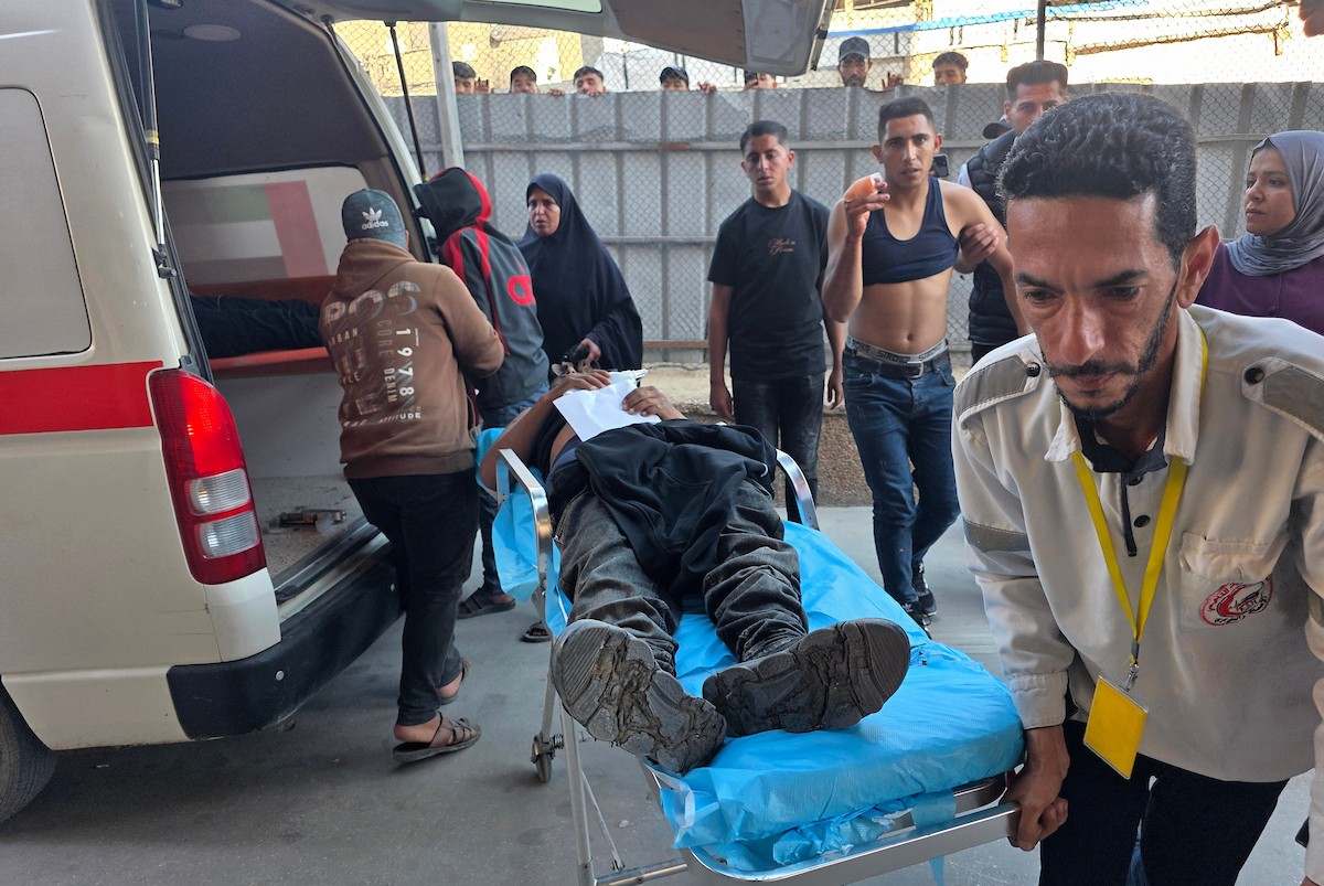 مسعفون ومتطوعون مدنيون ينقلون جثمان فلسطيني وعددًا من الجرحى إلى مجمع ناصر الطبي في خان يونس، عقب غارة إسرائيلية استهدفت سيارة شرطة، في 6 مايو/أيار 2026. تصوير: طارق محمد