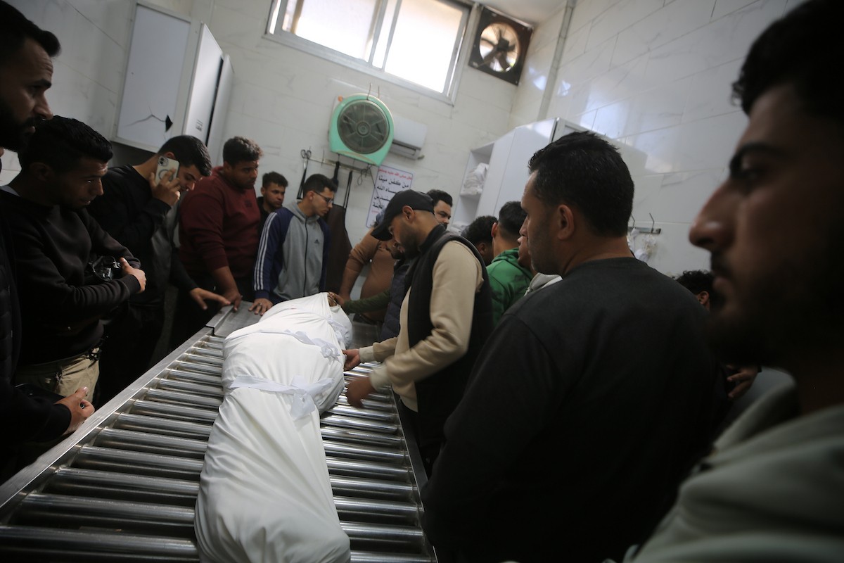 تجمع المشيعون لتوديع جثمان الفلسطيني عوني سامي عمر حسب الله في مستشفى الشفاء بمدينة غزة، في 5 مايو/أيار 2026 (صورة: عمر أشتوي)