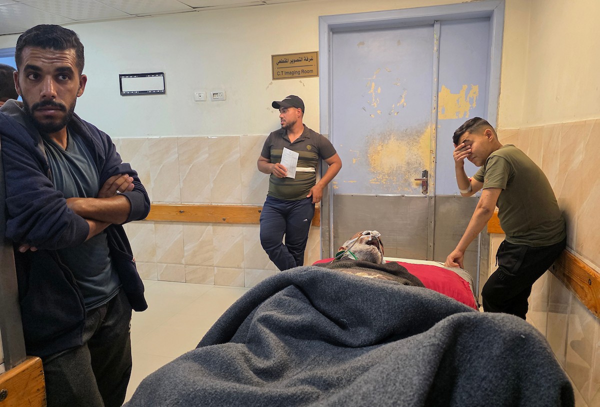 أطباء فلسطينيون يواصلون علاج وتشخيص المرضى والجرحى بإمكانيات محدودة في مجمع ناصر الطبي بخان يونس، جنوب قطاع غزة، في 20 أيار/ مايو 2026، وسط تحذيرات من تعطل معظم أجهزة التصوير الطبي ونقص أدوات التشخيص الأساسية. تصوير: طارق محمد.