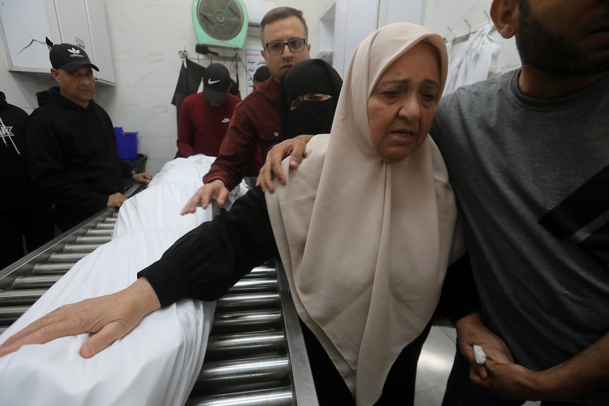 ودّع فلسطينيون جثامين ثلاثة شهداء قُتلوا في غارتين إسرائيليتين منفصلتين مساء اليوم السابق في مستشفى الشفاء بمدينة غزة، في 17 مايو/أيار 2026. (صورة: بلال أسامة)