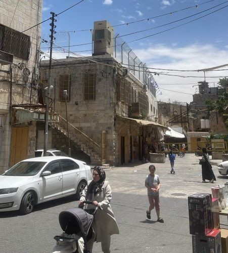 الاحتلال ينصب بوابة حديدية وبرجا عسكريا في البلدة القديمة بالخليل.jpg