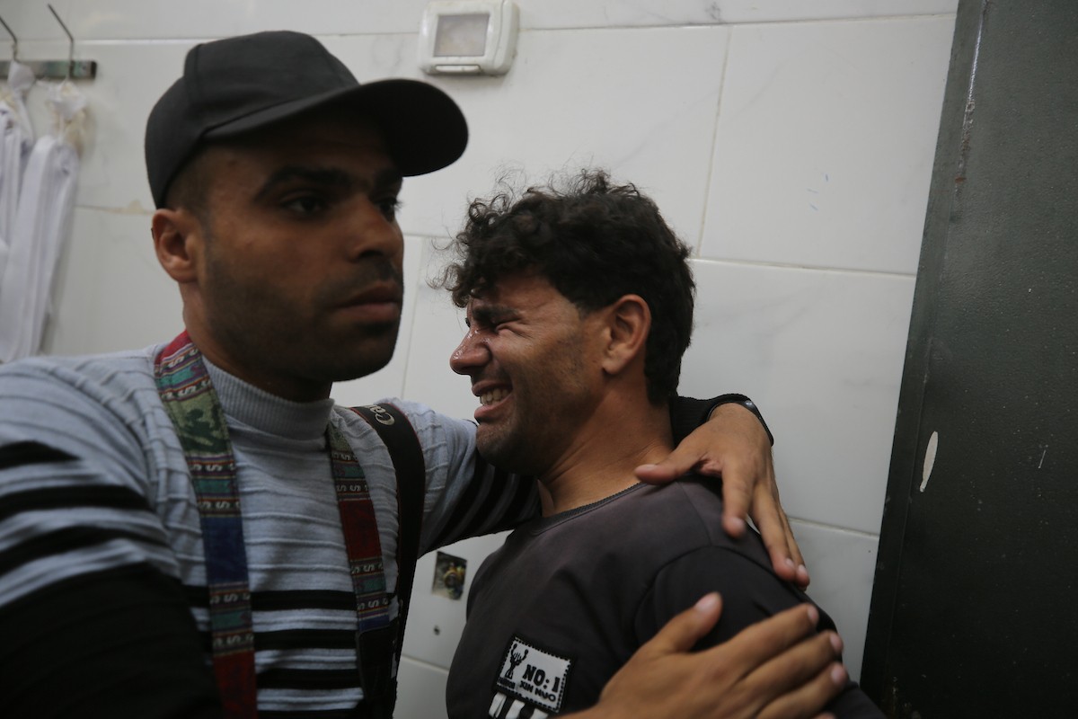 تجمع المشيعون لتوديع جثمان الفلسطيني عوني سامي عمر حسب الله في مستشفى الشفاء بمدينة غزة، في 5 مايو/أيار 2026 (صورة: عمر أشتوي)