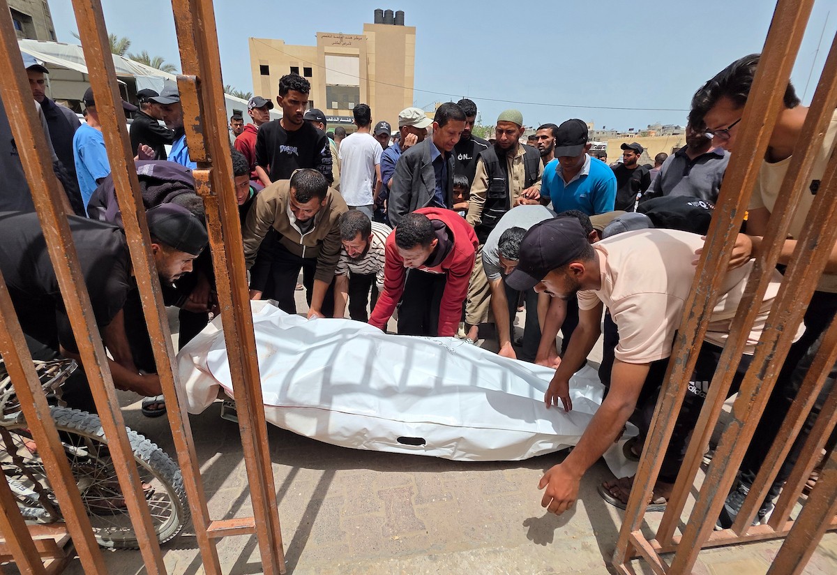 ودّع فلسطينيون جثمان أحمد أبو مصطفى في مجمع ناصر الطبي في خان يونس جنوب قطاع غزة في 17 مايو/أيار 2026، بعد استشهاده في غارة إسرائيلية على وسط خان يونس. (صورة: طارق محمد)