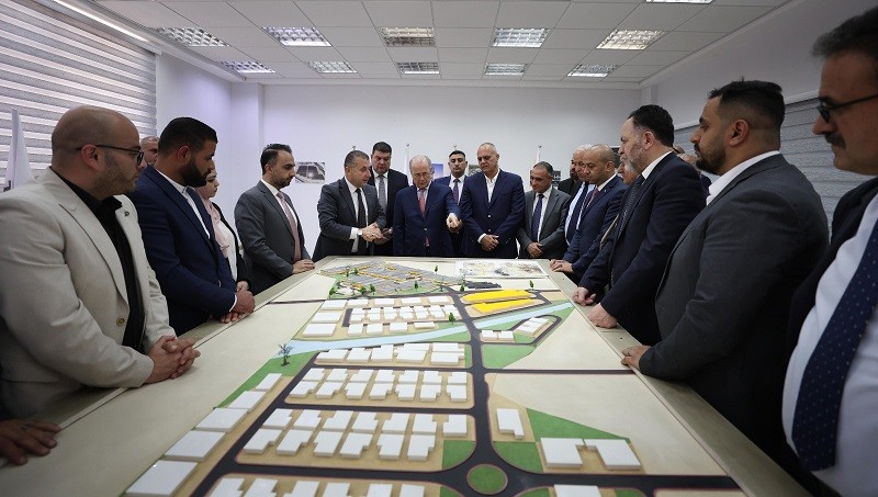 جرى نقاش واستعراض سلسلة من المشاريع التي تنفذها الحكومة وأخرى قيد التنفيذ في الطاقة والمياه والطرق.jfif