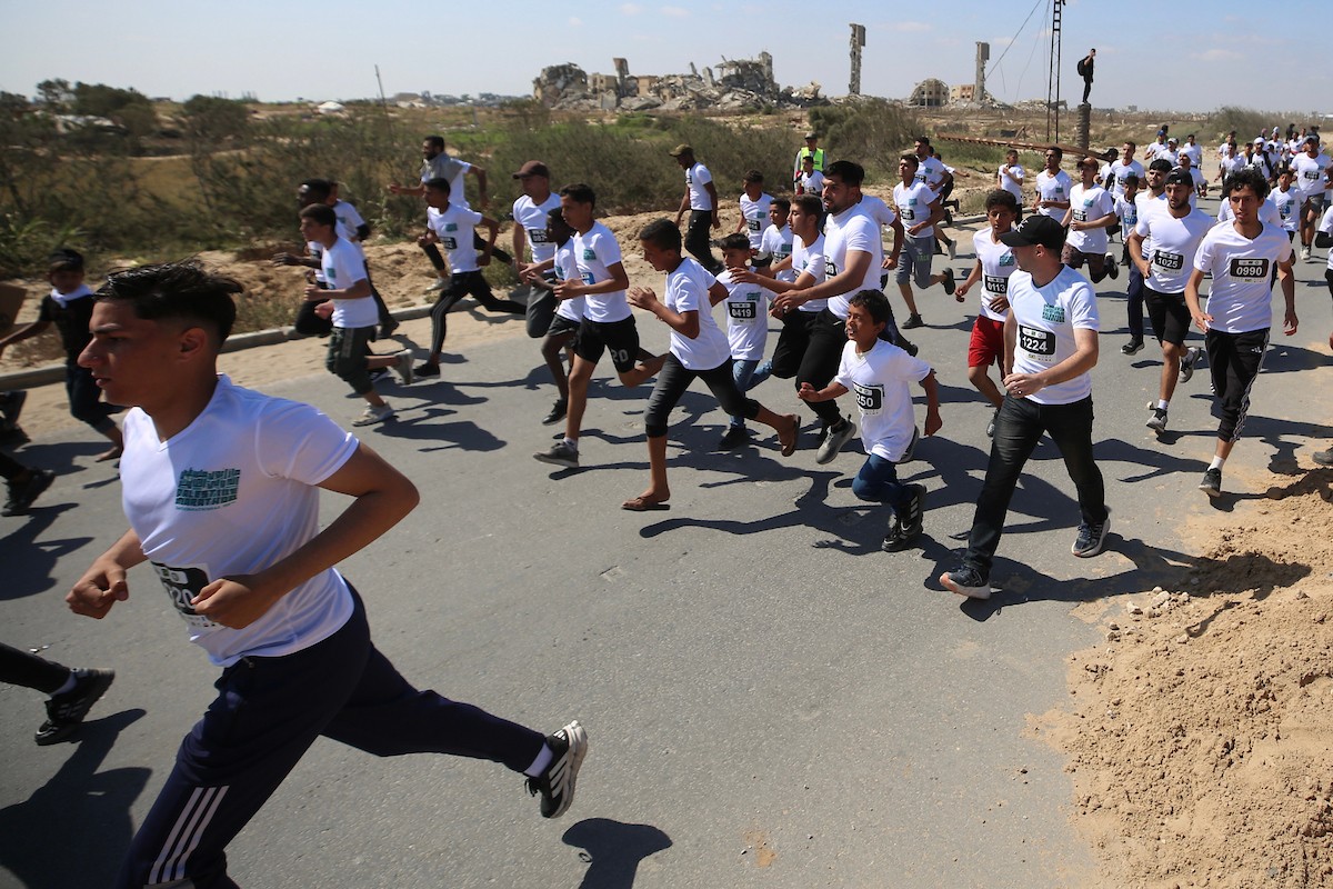 شارك فلسطينيون، بينهم أشخاص فقدوا أطرافهم خلال الهجمات الإسرائيلية، في ماراثون حمل شعار (اركض من أجل الحرية) بمدينة غزة، يوم 8 مايو/أيار 2026.الصورة: حسن الجديدي.