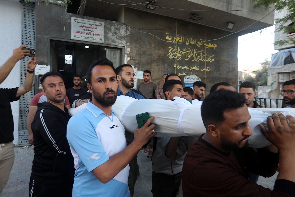 فلسطينيون ينعون جثمان شاب استشهد في غارة جوية إسرائيلية بطائرة مسيّرة استهدفت مجموعة من المدنيين شرق مدينة غزة، في 22 أيار/مايو 2026. وبحسب مصادر محلية، أسفرت الغارة عن استشهاد فلسطيني وإصابة آخرين. تصوير: بلال أسامة.