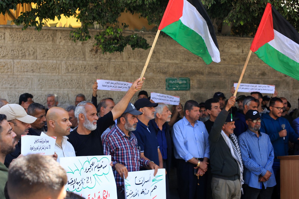 يشارك فلسطينيون في احتجاج واعتصام أمام مقر اللجنة الدولية للصليب الأحمر في مدينة غزة، يوم الإثنين 11 مايو/أيار 2026، تضامناً مع الأسرى الفلسطينيين في السجون الإسرائيلية وتزامناً مع فعاليات إحياء الذكرى الثامنة والسبعين للنكبة.(صورة: بلال أسامة)