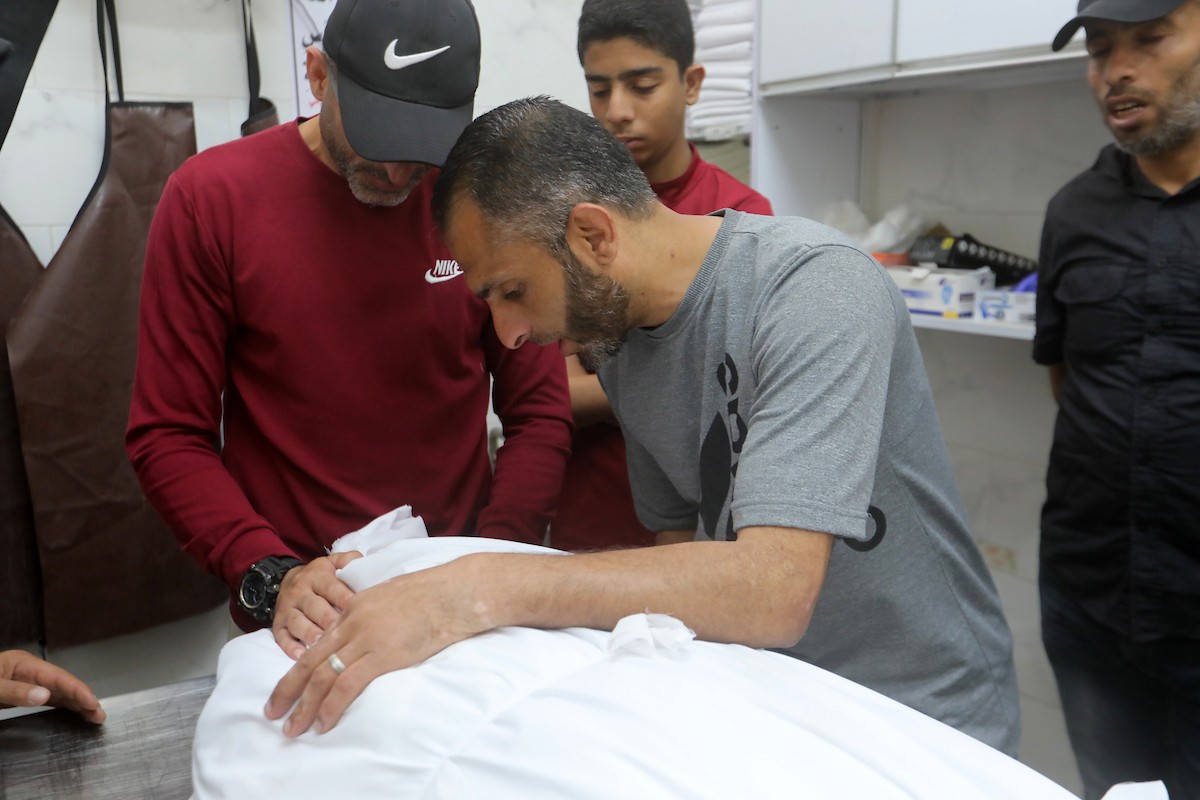 ودّع فلسطينيون، في مستشفى الشفاء بمدينة غزة، في 17 أيار/ مايو 2026، جثامين ثلاثة شهداء ارتقوا في غارتين إسرائيليتين منفصلتين مساء اليوم السابق، وسط أجواء من الحزن والغضب.تصوير: بلال أسامة