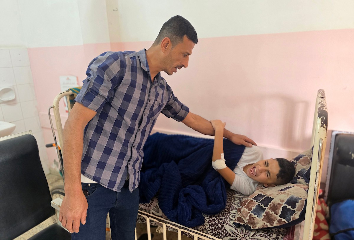 الطفل وليد أبو مصطفى يتلقى الرعاية في مجمع ناصر الطبي بخان يونس، بعد تدهور حالته الصحية جراء إصابته بمرض الهيموفيليا ونزيف متكرر في المفاصل، وسط مناشدات عائلته لتحويله للعلاج خارج القطاع، 22 أيار/مايو 2026. تصوير: طارق محمد.